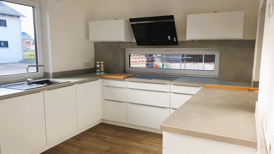 Terassenwohnung mit Kamin, Küche, 2 Stellpl, Gebäudeservice inkl. – Bild 2