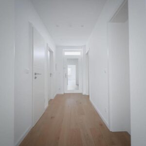 Kernsaniert und Provisionsfrei: 2-Zimmer-Wohnung mit Loggia und Tiefgaragenstellplatz