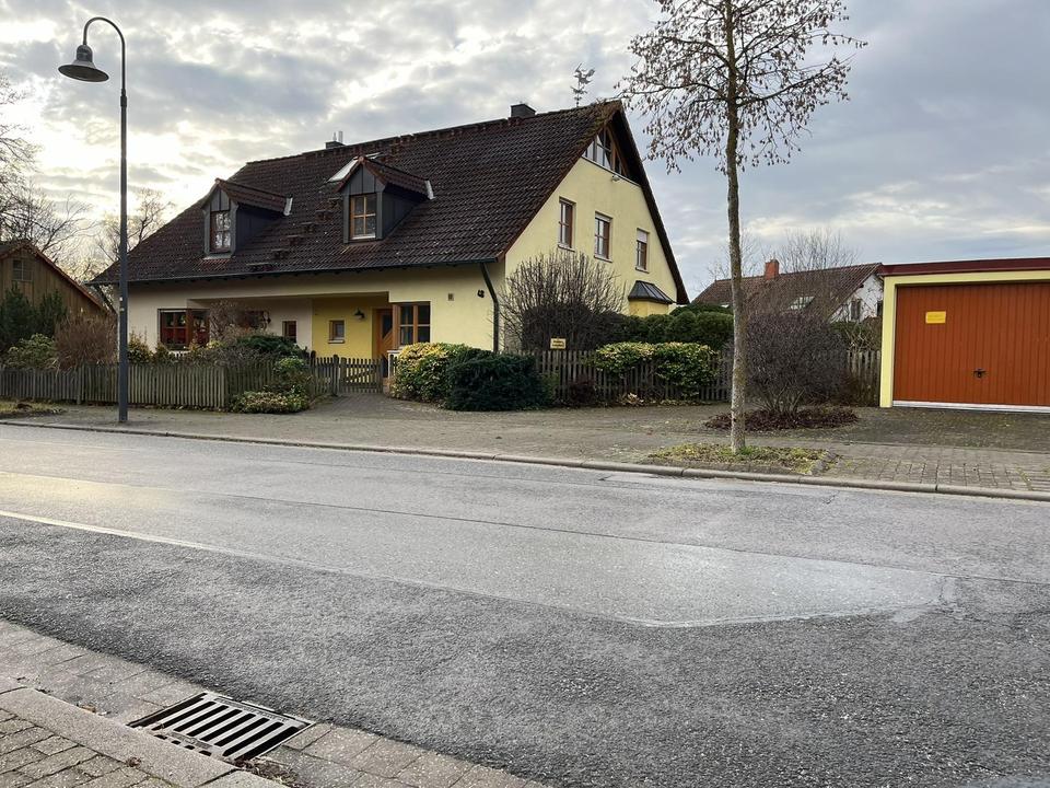 ATTRAKTIVE DOPPELHAUSHÄLFTE IN STEGAURACH MIT GROSSZÜGIGEM GARTEN UND GARAGE