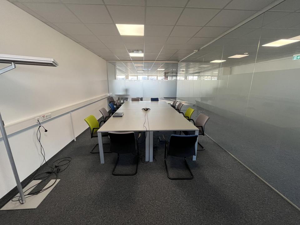 Bezugsfertige Bürofläche mit Glasbüros, Lounge & Top-Anbindung – möbliert möglich – Bild 16