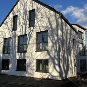 Moderner Erstbezug: 3-Zimmer-DG-Wohnung mit Mainauen-Blick & innovativer Bodenkühlung