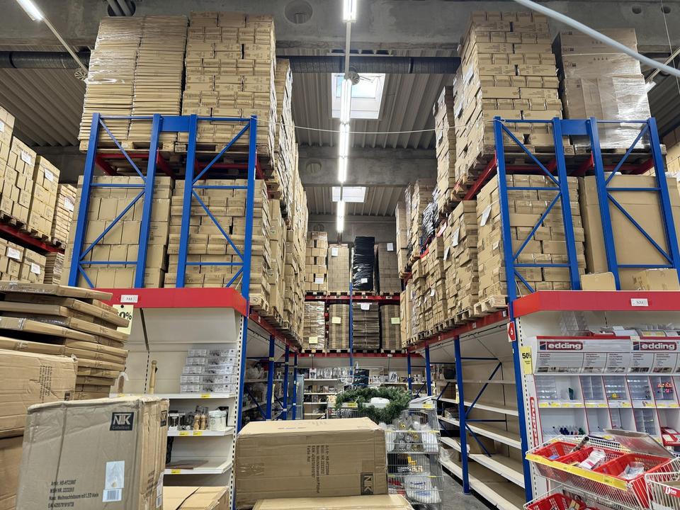 Logistikhalle von 1.700 bis 4.400 m² mit Bürofläche mit Hochregalen – Bild 3