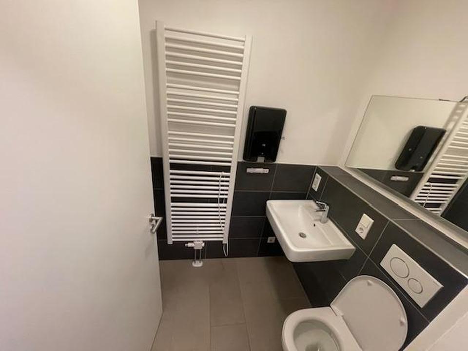 Stilvolle, neuwertige 1,5-Zimmer-Erdgeschosswohnung mit Einbauküche in Frankfurt am Main – Bild 7