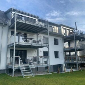 2-Zimmer-Dachgeschoss mit EBK, großen Süd-Balkon, Geothermie und 1 Außenstellplatz