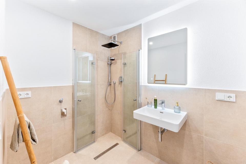 Bezugsfreie 3-Zimmer-Wohnung mit Balkon, Aufzug & Stellplatz – ruhiger Blick ins Grüne – Bild 3