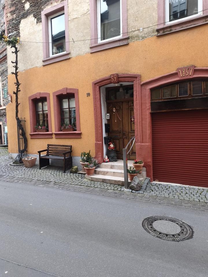 Wohnhaus mit 3 WG. und Dachterrasse für 800€ pro/ qm Ein Schnäpchen!!!