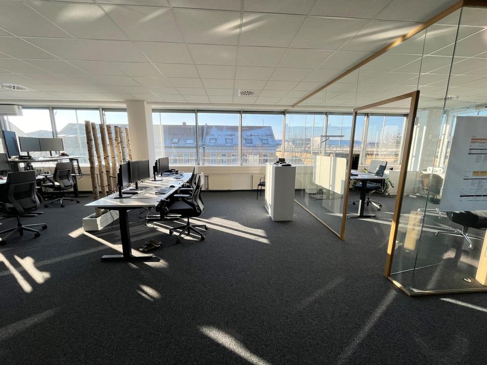 Bezugsfertige Bürofläche mit Glasbüros, Lounge & Top-Anbindung – möbliert möglich – Bild 5