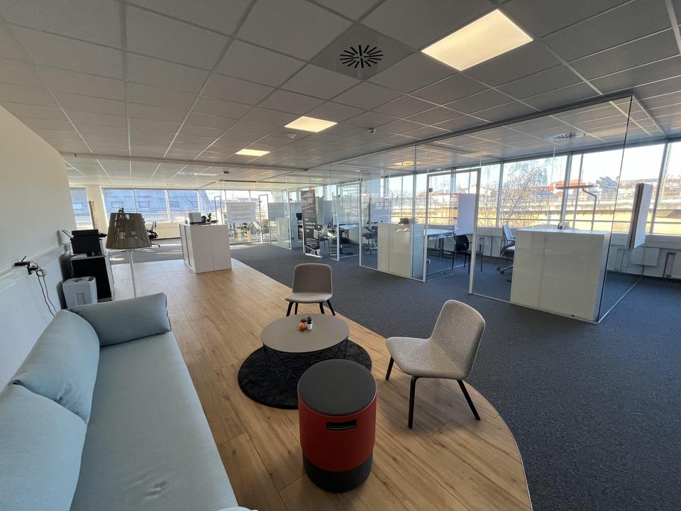 Bezugsfertige Bürofläche mit Glasbüros, Lounge & Top-Anbindung – möbliert möglich