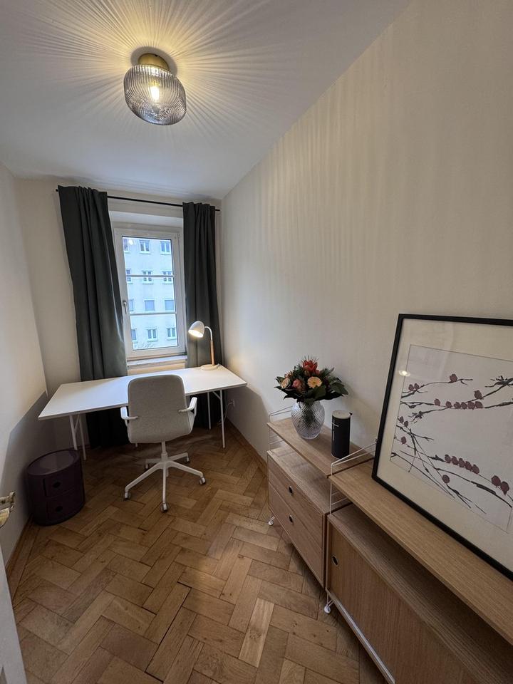 Denkmalgeschützter Altbau mit Charakter: Hohe Decken, viel Licht, stilvoll möbliert – Bild 16