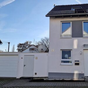 Ihr Familien-Zuhause in Nürtingen: Reiheneckhaus mit Garten und einer Garage mit Stellplatz