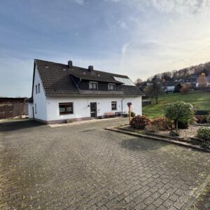 Bauernhof mit angrenzenden Grünflächen inkl Bachlauf