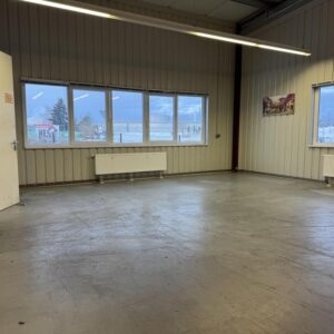 Lagerhalle / Produktionshalle mit Büroräumen