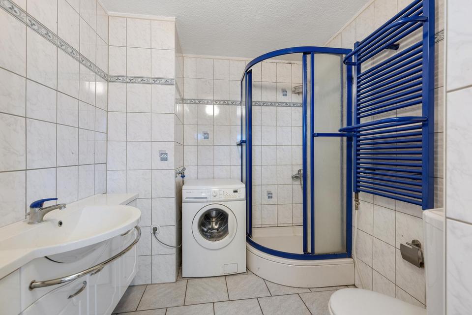 Sofort frei! Freistehendes Zweifamilienhaus mit 2 Garagen! – Bild 8