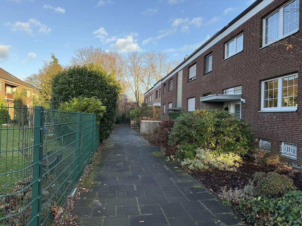 Schöne 2-Zimmer Wohnung mit Balkon in Neuss (Stadionviertel) – Bild 2