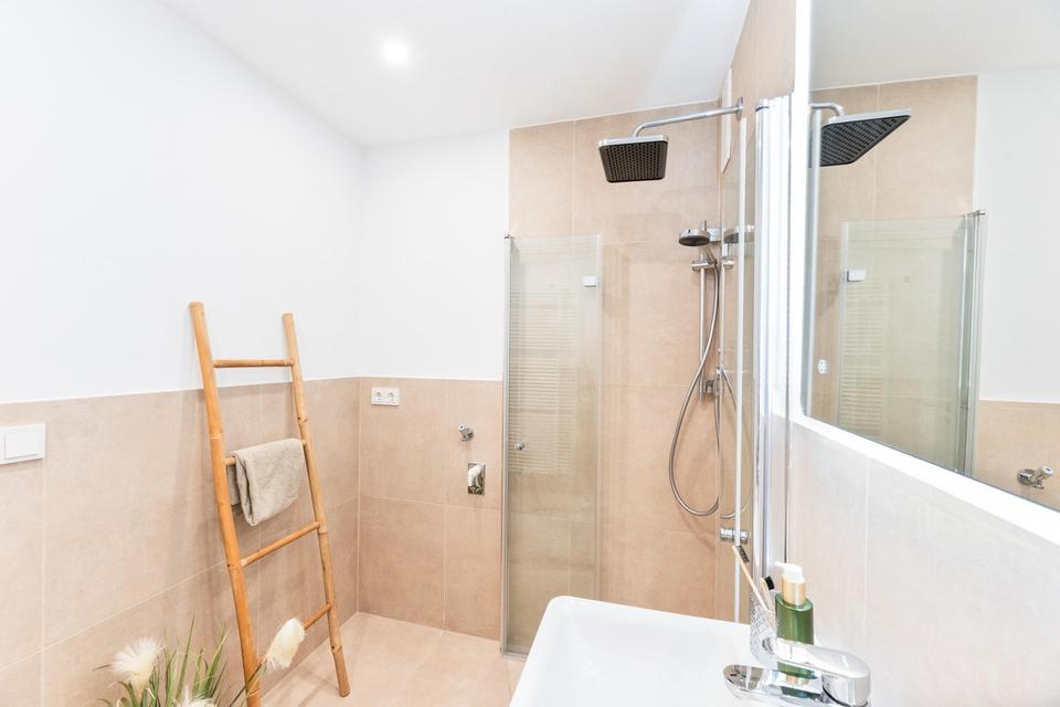 Bezugsfreie 3-Zimmer-Wohnung mit Balkon, Aufzug & Stellplatz – ruhiger Blick ins Grüne – Bild 12