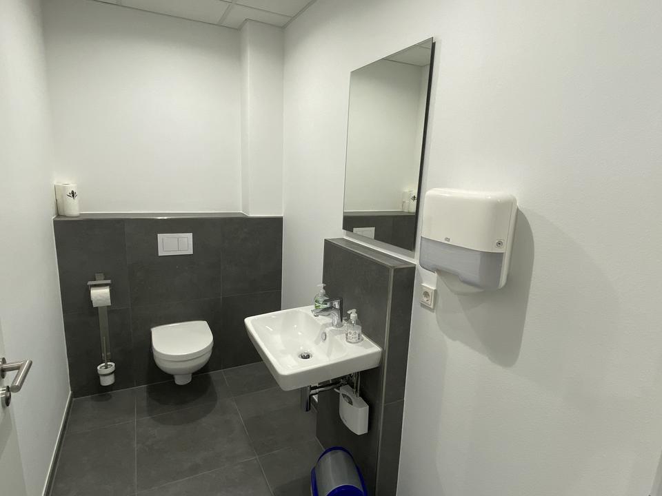 Lichtdurchfluteter Büroraum zu vermieten – Bild 8