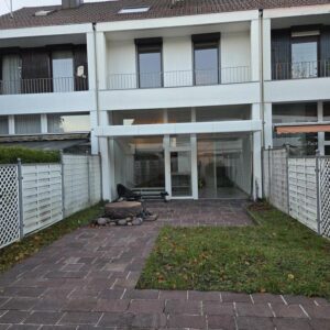 Wow-Effekt: Saniertes Split-Level-Haus mit 3,60m Deckenhöhe, Marmorböden und Garten