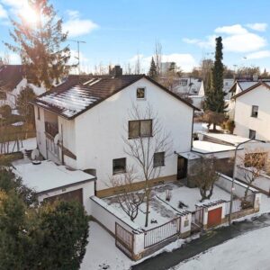 Sofort frei! Freistehendes Zweifamilienhaus mit 2 Garagen!