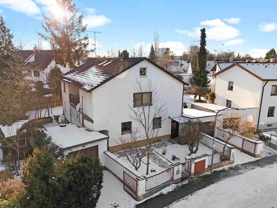 Sofort frei! Freistehendes Zweifamilienhaus mit 2 Garagen!