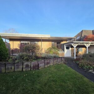 ruhig gelegener Bungalow mit Vollkeller, großer Garage und Gartenhaus