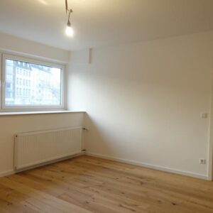 Umfassend sanierte 2-Zimmer-Stadtwohnung in zentraler Lage – mit Tiefgaragenstellplatz