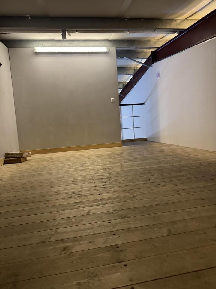 Lagerhalle / Produktionshalle mit Büroräumen – Bild 4