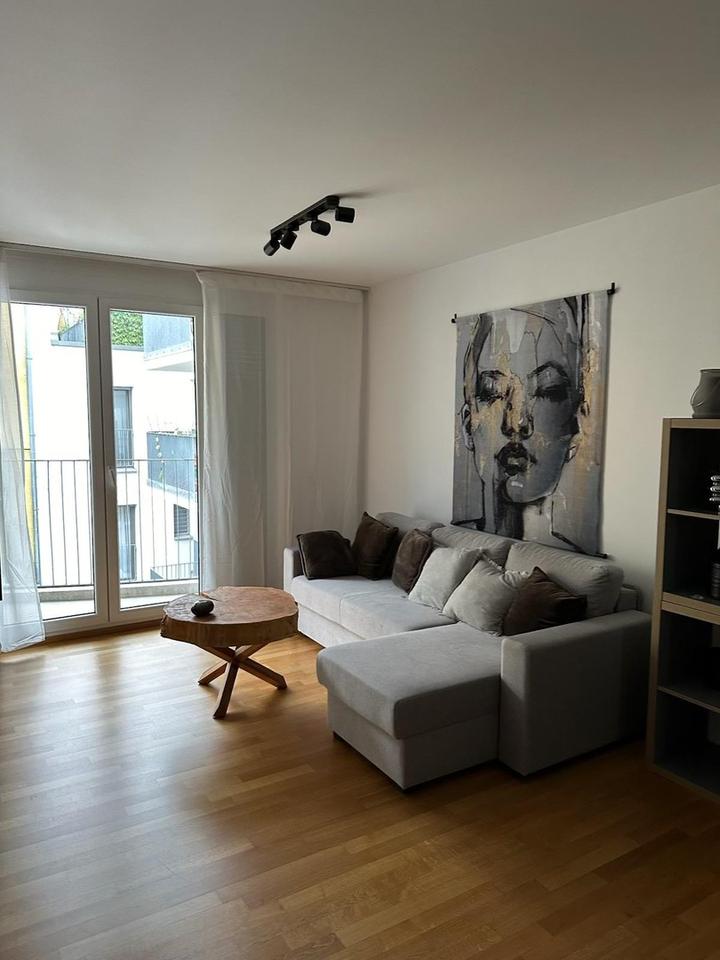 Schöne, lichtdurchflutete voll möbilierte zwei Zimmer Wohnung in Ludwigsvorstadt – Bild 2