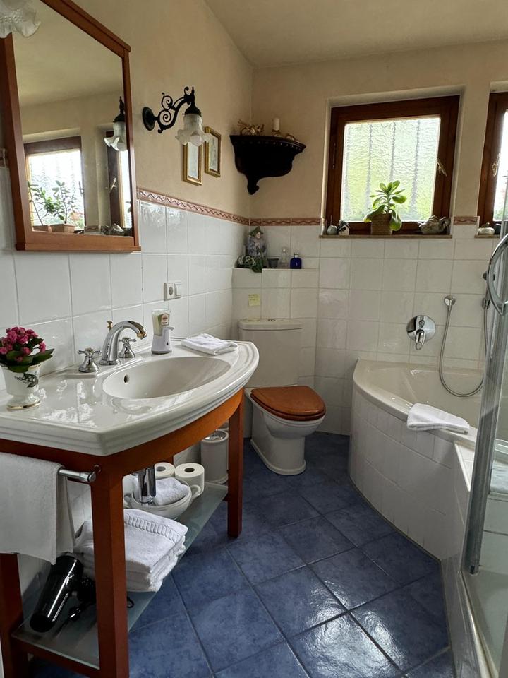 Stilvolle, hochwertige Gästezimmer, wöchentlich, monatlich buchbar – Bild 6