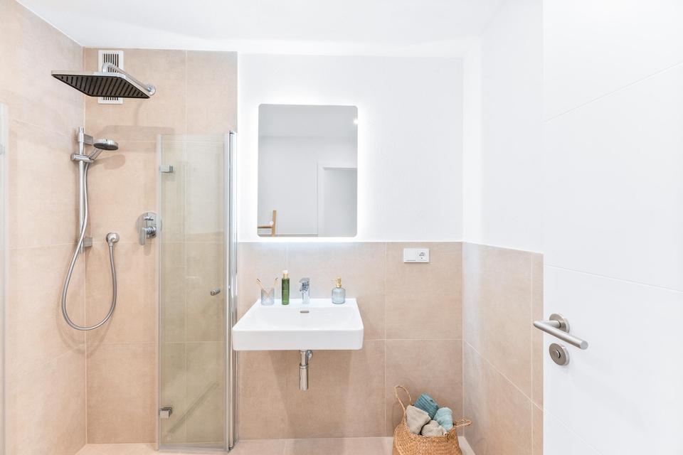 Bezugsfreie 3-Zimmer-Wohnung mit Balkon, Aufzug & Stellplatz – ruhiger Blick ins Grüne – Bild 13