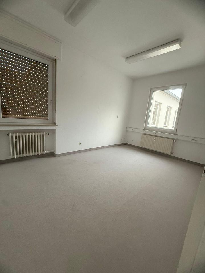 Büro mit Aktemlager in ruhigem Innenhof – Bild 7