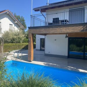 Hochwertige Gartenwohnung mit Pool im Architektenhaus - Wohnen mit EFH-Gefühl im Chiemgau