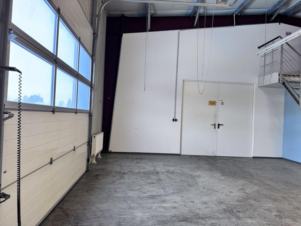 Lagerhalle / Produktionshalle mit Büroräumen – Bild 10