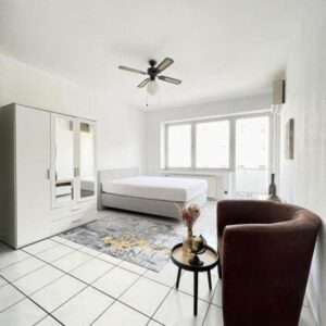 Stilvolle 1-Zimmer-Wohnung mit Einbauküche und Balkon in Unterbilk-Hafen