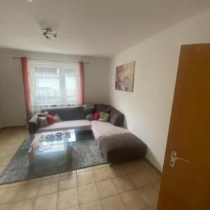 Helle freundliche 3 Zimmer DG-Wohnung, Badezimmer mit Badewanne und Fenster, EBK VB, Stellplatz