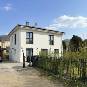 Traumhafte Stadtvilla mit Garten & nachhaltiger Energie in zweiter Reihe