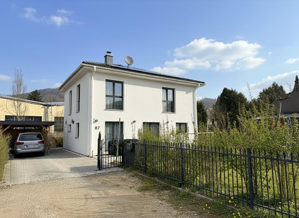 Traumhafte Stadtvilla mit Garten & nachhaltiger Energie in zweiter Reihe