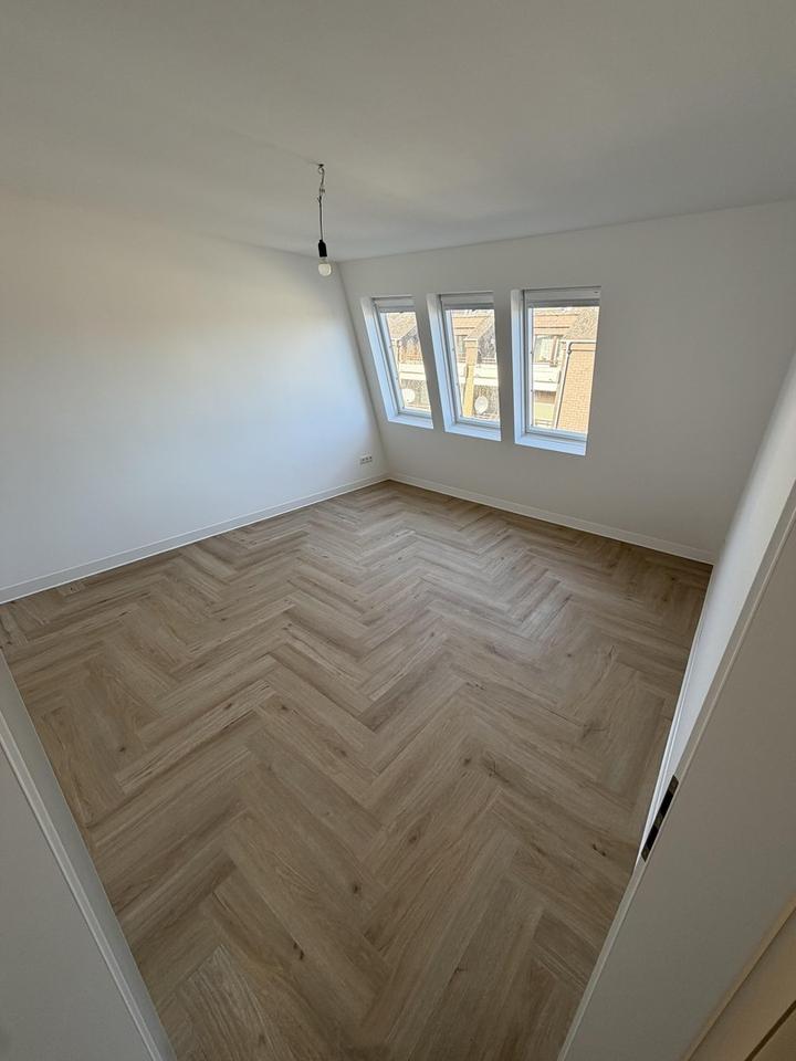 ***Renovierte Penthouse Eigentumswohnung 3,5 Zimmer 120 m2 Zentral Aufzug*** – Bild 12