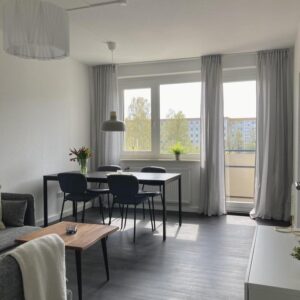 Helle, schöne 2 Zi-Whg. m. Balkon u. Stellplatz, voll möbliert