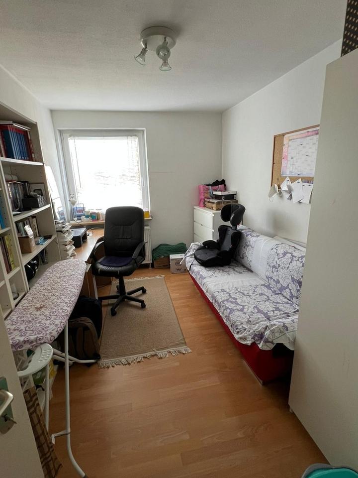 Helle 3-Zimmer-Wohnung mit Balkon direkt an der U-Bahn – Bild 4