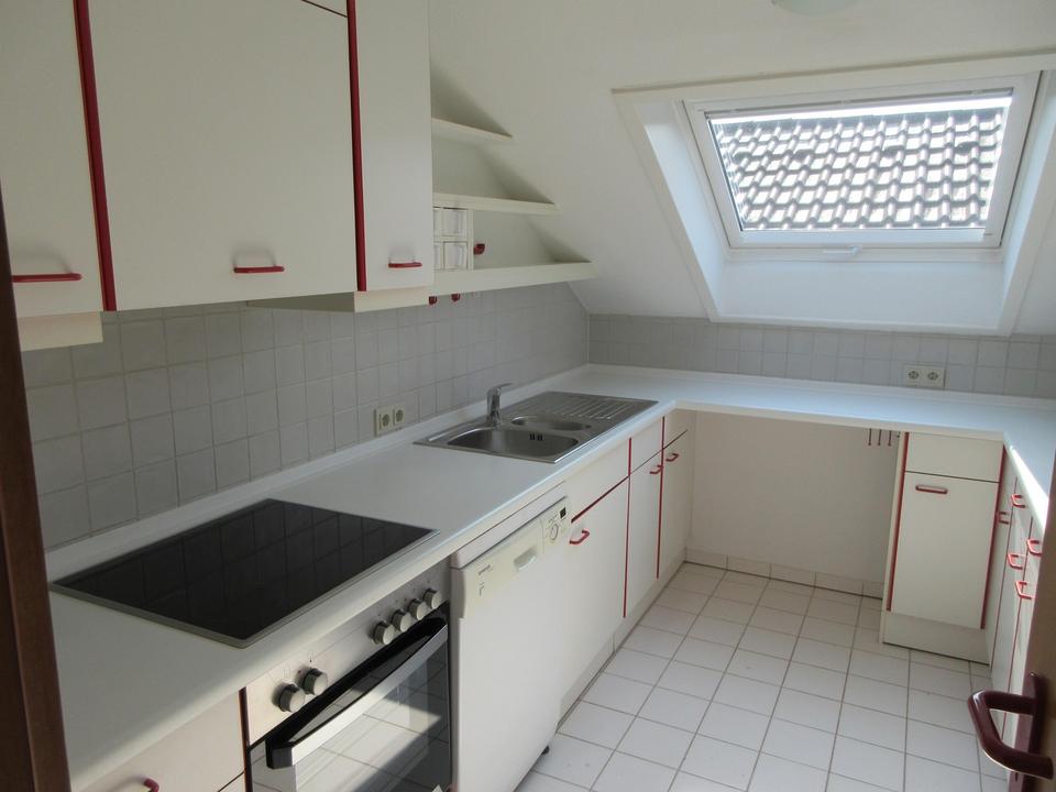 Gepflegte 2,5 Zimmer -DG-Wohnung mit Balkon und EBK in Pforzheim – Bild 3