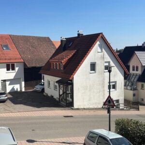 Freistehendes Einfamilienhaus mit Einliegerwohnung, Scheune und Garten