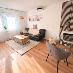 Moderne 3,5-Zimmer-Maisonette möbliert mit Heimkino, Wallbox & Klimaanlage