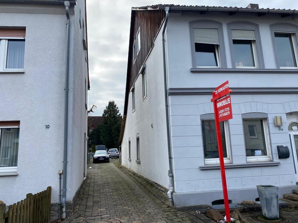 Doppelhaushälfte mit Doppelgarage und 2 Carports in zentraler Lage von Steinheim – Bild 3