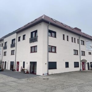 Exklusive Ausstellungsfläche direkt an der Autobahn zu Vermieten