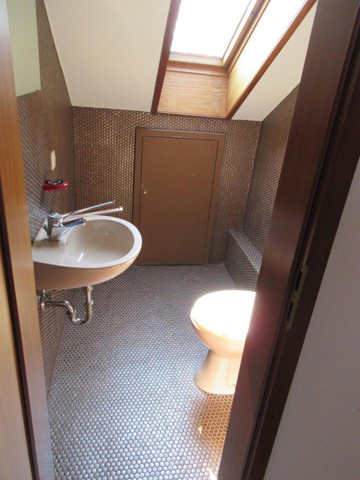 Gepflegte 2,5 Zimmer -DG-Wohnung mit Balkon und EBK in Pforzheim – Bild 9