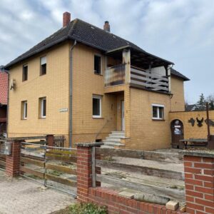 Freistehendes Ein- Zweifamilienhaus mit Anbau und Garage in Duttenstedt