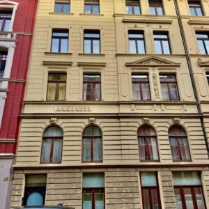 Hochwertig sanierte 2-Zimmer-Altbauwohnung in Bestlage – bezugsfrei & mit Balkon