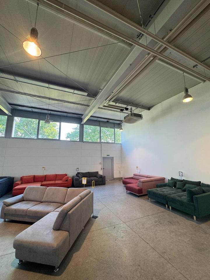 Gläserne, transparente Gewerbehalle – Bild 5