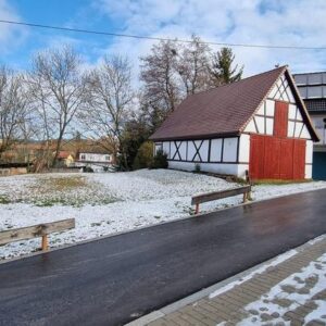 Baugrundstück erschlossen, mit vorhandener großen Garage u. kleiner Werkstatt