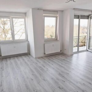 Einziehen & Losleben: Frisch renovierte 2-Zimmer-Wohnung mit Tiefgarage in KA-Oberreut